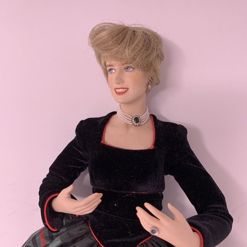 Franklin Mint Diana Princess of Charm Porcelain Dolll. With Ring And Necklace - Picture 2 of 6